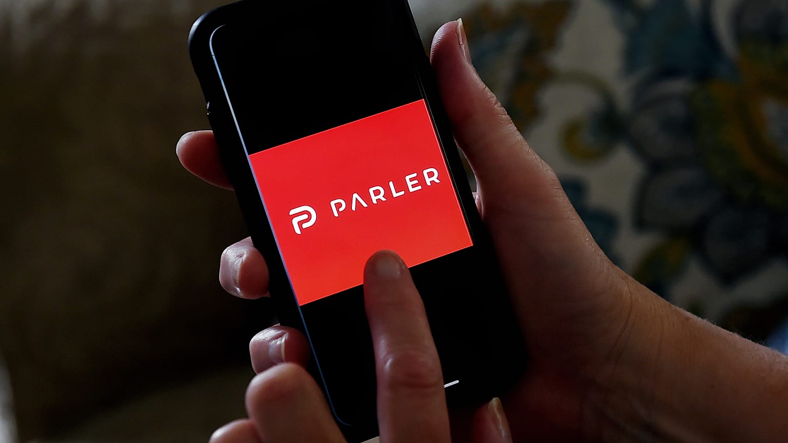 Приложение Parler на телефоне.