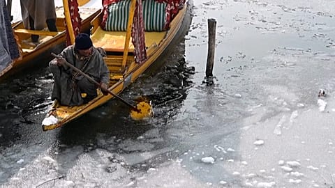 Dal lake freezes 