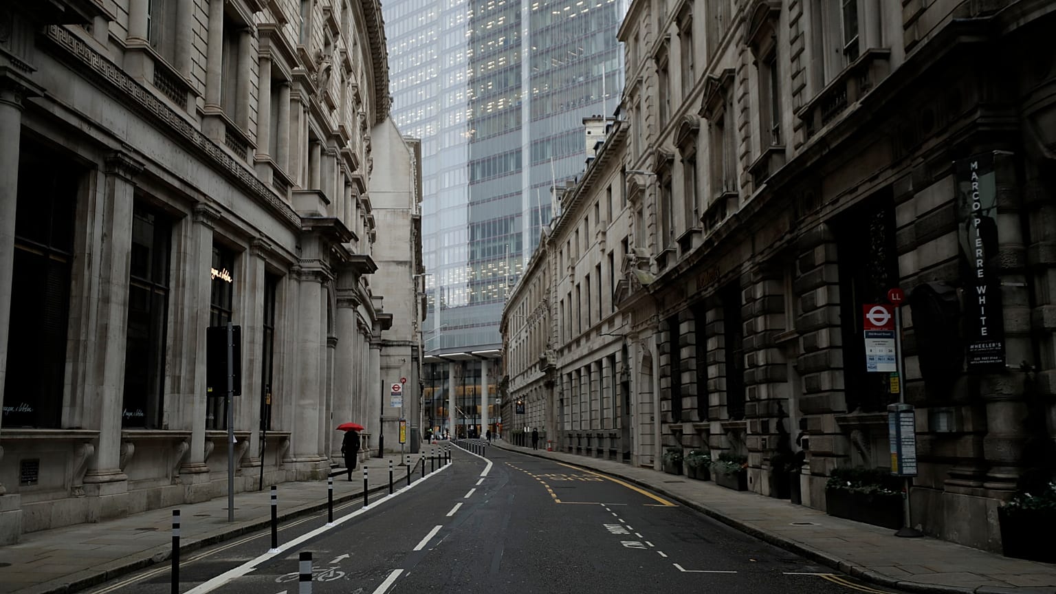 Las autoridades luchan por detener el aumento de los contagios de COVID-19 que amenaza con saturar los hospitales de todo Reino Unido. (Londres, el 5 de enero de 2021).