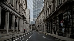 Las autoridades luchan por detener el aumento de los contagios de COVID-19 que amenaza con saturar los hospitales de todo Reino Unido. (Londres, el 5 de enero de 2021).