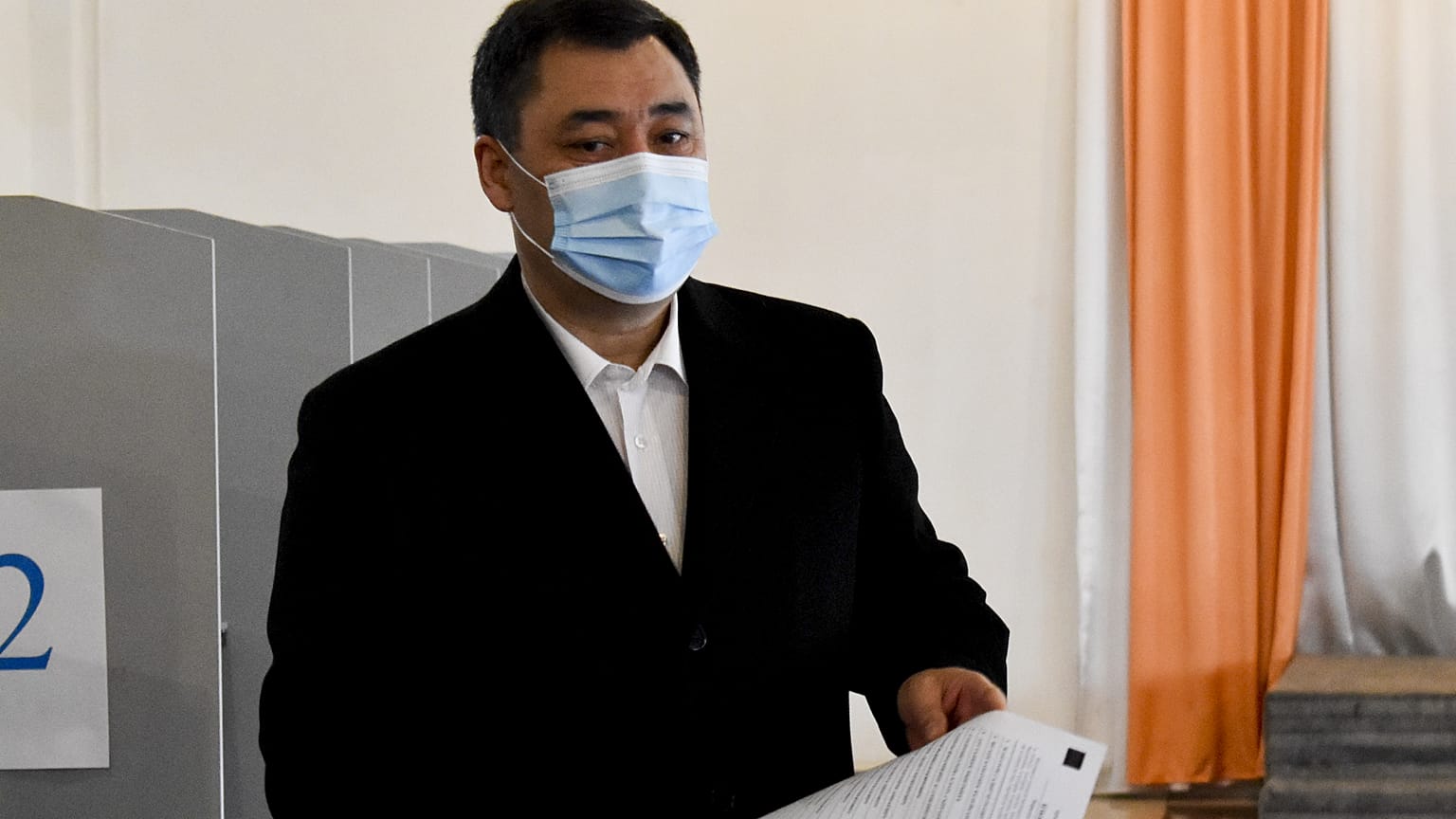 Kırgızistan'da seçim komisyonu Sadır Caparov'un oyların yüzde 80'ini alarak cumhurbaşkanı seçildiğini açıkladı