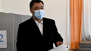 Kırgızistan'da seçim komisyonu Sadır Caparov'un oyların yüzde 80'ini alarak cumhurbaşkanı seçildiğini açıkladı
