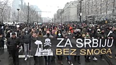 Wintersmog liegt derzeit wie eine Glocke über Belgrad. Die Demonstrierenden machten trotzdem ihrem Ärger Luft