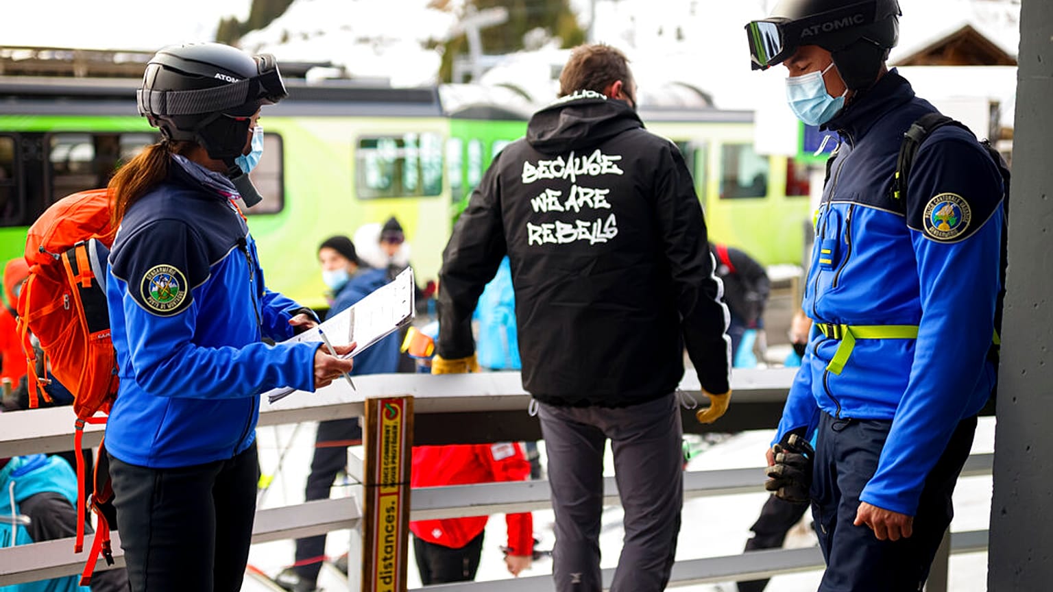 Kontrolle von Corona-Regeln in Ski-Gebiet in der Schweiz