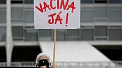 "Вакцину прямо сейчас!" - гласит надпись на плакате одной из манифестанток