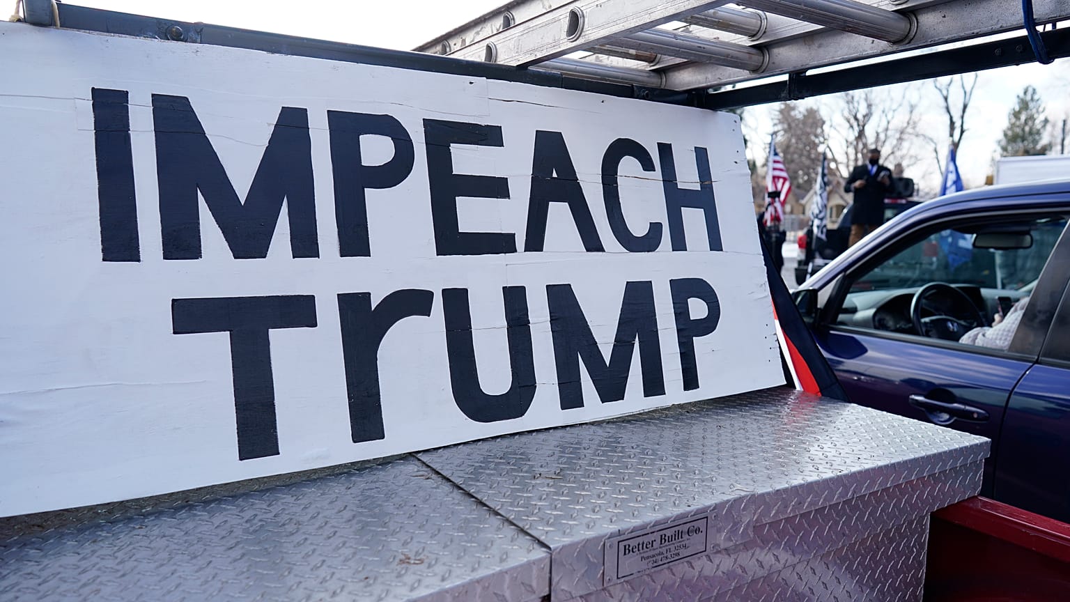 Un panneau appelant à la destitution de Donald Trump à Denver - capitale de l'Etat du Colorado -, le 10 janvier 2021