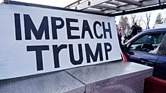 Un panneau appelant à la destitution de Donald Trump à Denver - capitale de l'Etat du Colorado -, le 10 janvier 2021