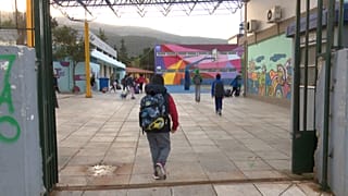 Grèce : les écoles et les crèches rouvrent mais le confinement est prolongé