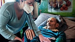 Landärztin Viktoria Mahnych versorgt einen Covid-19-Patienten in Iltsi in der Westukraine