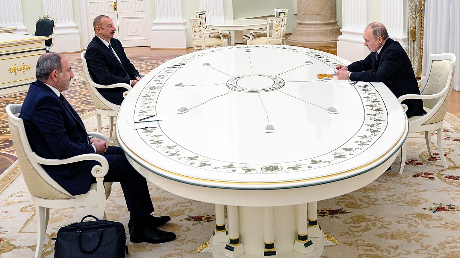 El presidente ruso, Vladímir Putin, habla con su homólogo azerbaiyano, Ilham Alíev, y con el primer ministro armenio, Nikol Pashinián