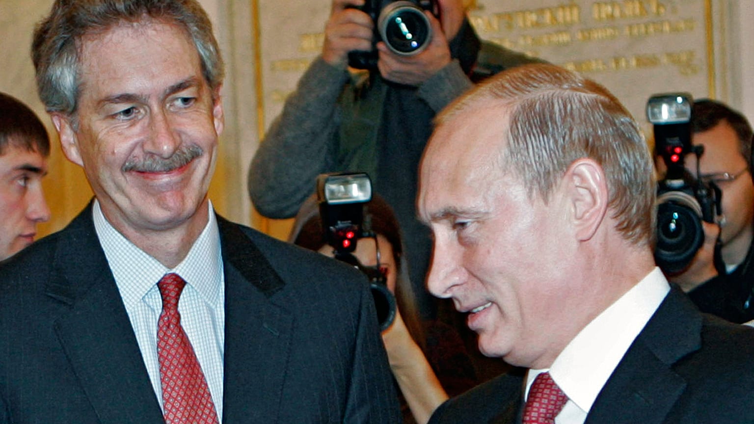 Владимир Путин и экс-посол США Уильям Бернс на встрече президента с дипломатами в Москве, 2007 год.