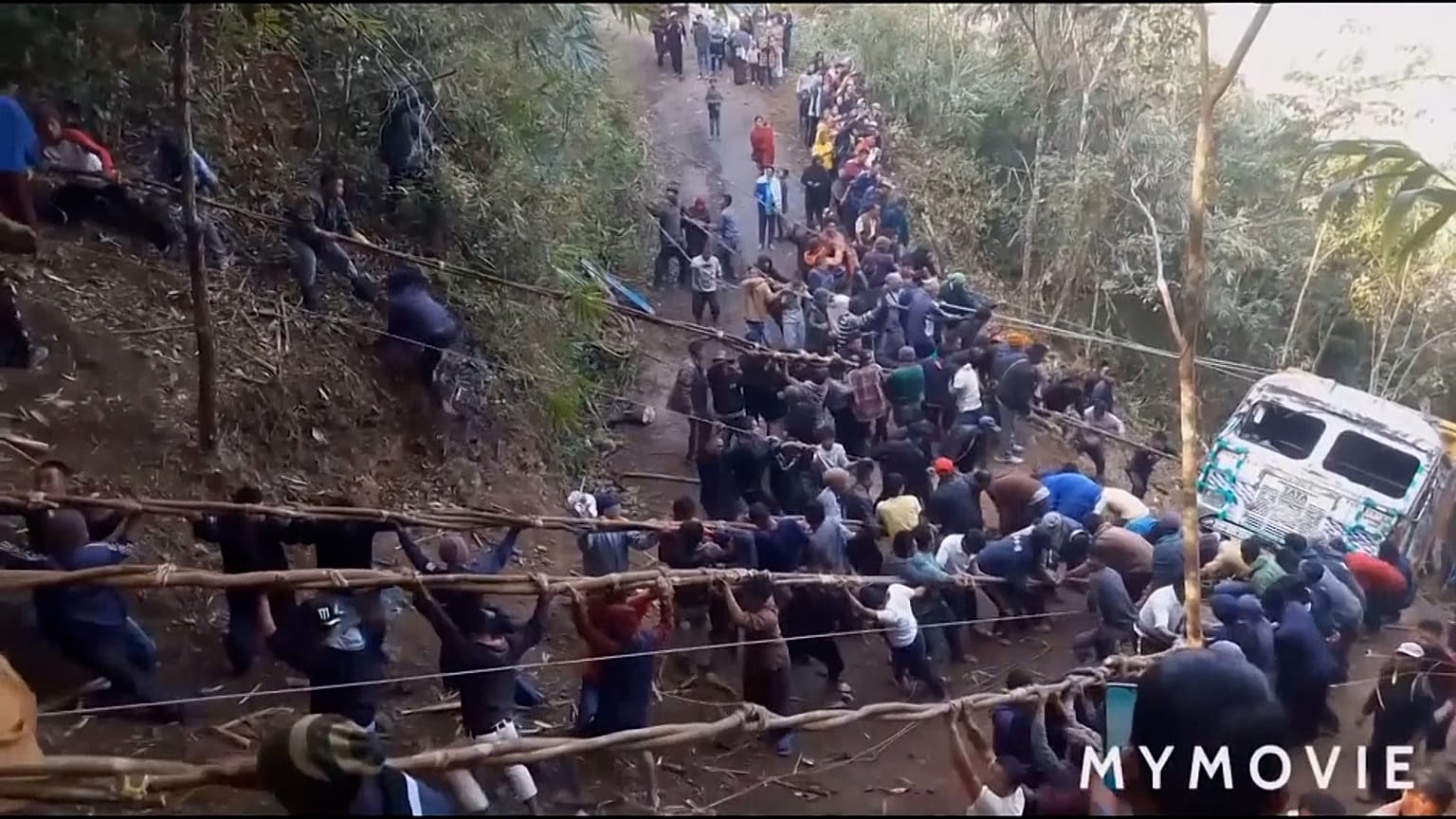 Espectacular rescate a pulso de un camión por cientos de personas