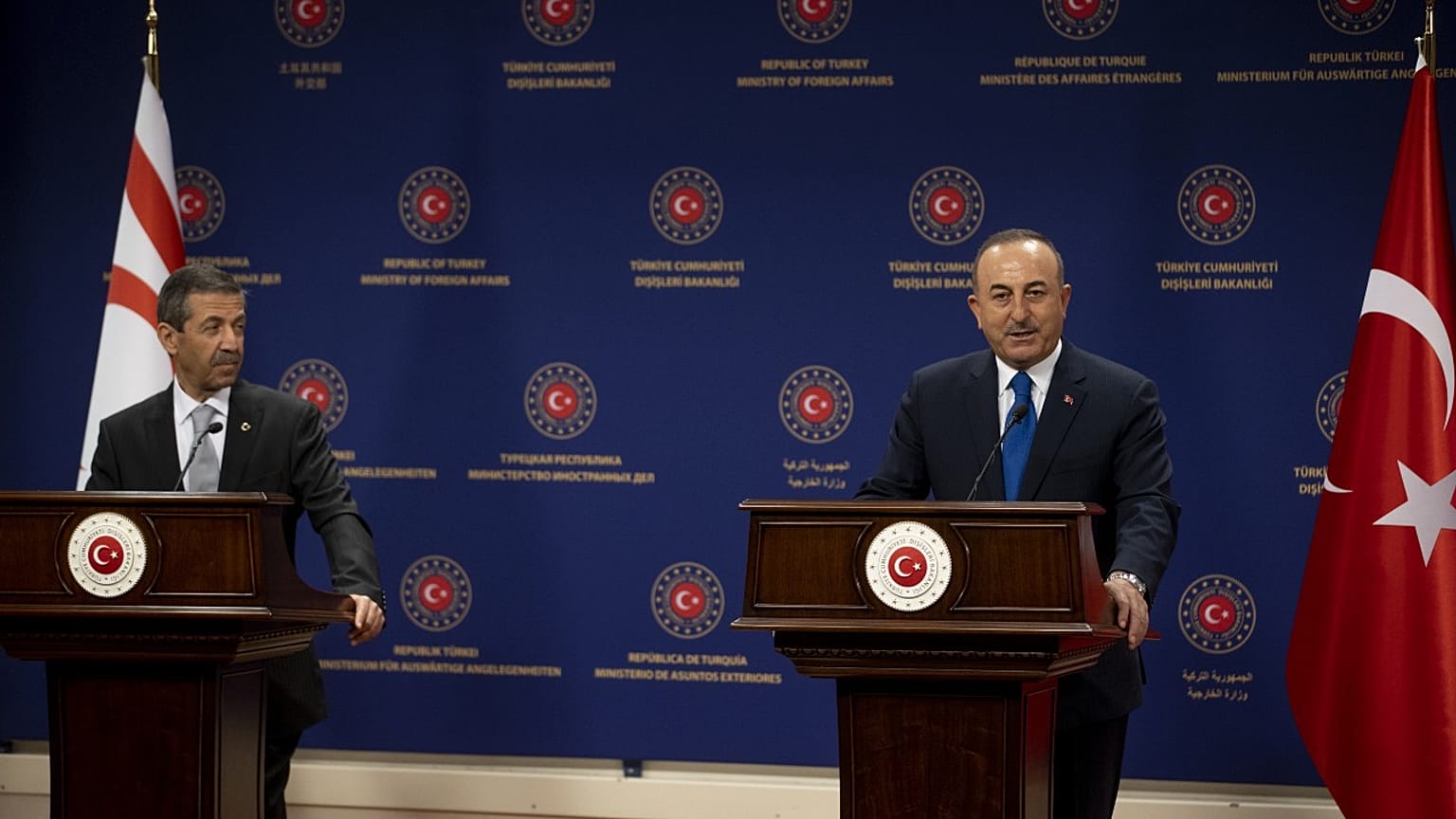 Dışişleri Bakanı Çavuşoğlu mevkidaşı Ertuğruloğlu ile birlikte basın toplantısı düzenliyor