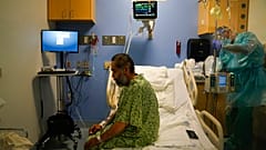 Covid-19-Patient bei der Physiotherapie im St. Joseph Krankenhaus in Orange, Kalifornien, 7.1.2021