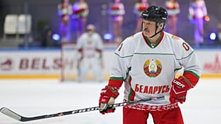 Александр Лукашенко играет в хоккей