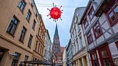 Самодельный фонарик в виде коронавируса в городе Шверин на севере Германии