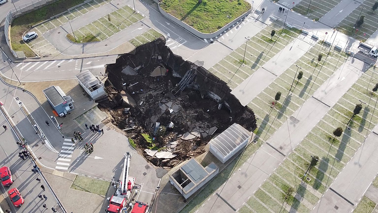 Una vista del gran hundimiento que se abrió en el estacionamiento del hospital Ospedale del Mare en Nápoles, Italia, el viernes 8 de enero de 2021. 
