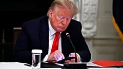 Mobiljával a leköszönő amerikai elnök, Donald Trump
