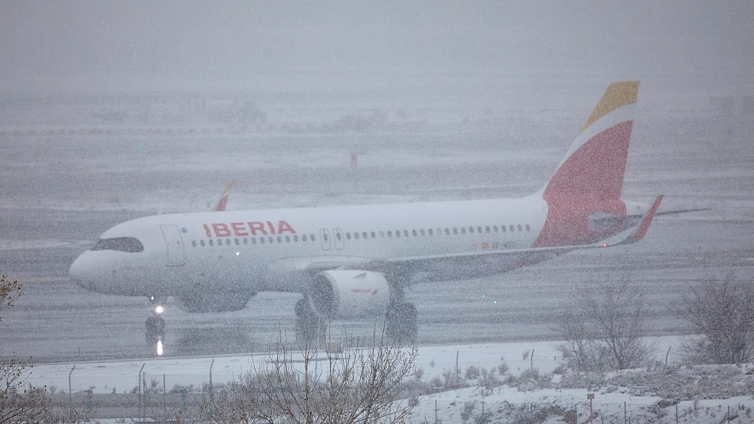 Imagen del aeropuerto Adolfo Suárez-Madrid Barajas durante el paso de la tormenta Filomena