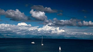 Yunanistan'ın İyon Denizi'nde bulunan en kuzeydeki adası Corfu'dan bir kare. Corfu'nun aynı zamanda Arnavutluk ilee da deniz sınırı bulunuyor.