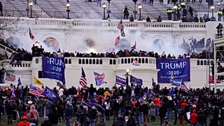 Des manifestants violents, fidèles au président Donald Trump, prennent d'assaut le Capitole, le mercredi 6 janvier 2021, à Washington DC.
