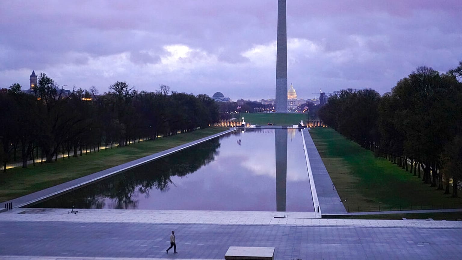 ABD'nin başkentinde KOngre binası önündeki Washington Anıtı