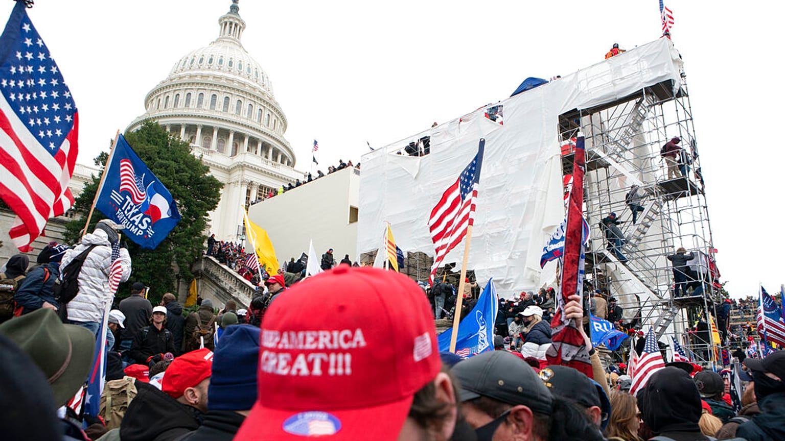 6 Ocak 2021, Trump taraftarları başkent Washington'daki Kongre binasına girmeye çalışırken.