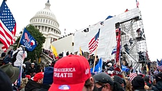 6 Ocak 2021, Trump taraftarları başkent Washington'daki Kongre binasına girmeye çalışırken.