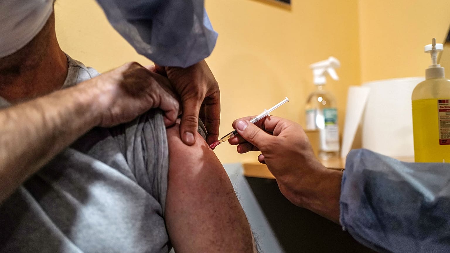 Une personne recevant une dose de vaccin contre le Covid-19 dans un centre de vaccination à Nice, dans le sud de la France, le 11 janvier 2021 