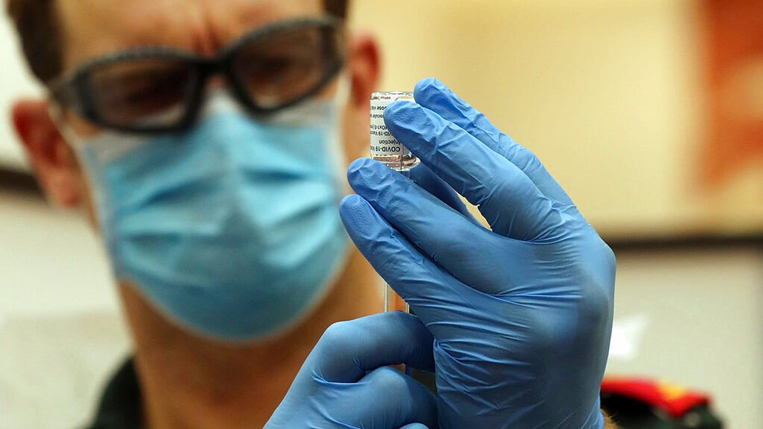 Preparación de una dosis de la vacuna de AstraZeneca en el Reino Unido