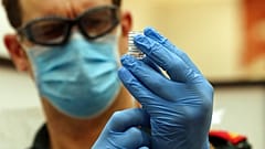 Preparación de una dosis de la vacuna de AstraZeneca en el Reino Unido