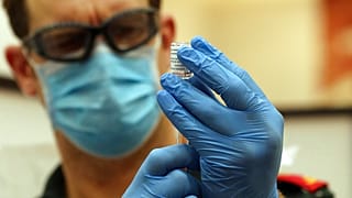 Preparación de una dosis de la vacuna de AstraZeneca en el Reino Unido