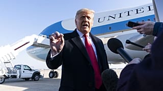 Le président américain, Donald Trump, devant l'avion présidentiel Air Force One sur la Andrews Air Force Base dans le Maryland, le 12 janvier 2021