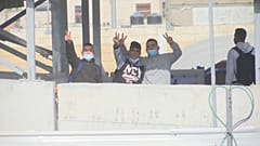 فتية فلسطينيون على حاجز قلنديا بالضفة الغربية. 12.01.21