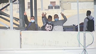 فتية فلسطينيون على حاجز قلنديا بالضفة الغربية. 12.01.21