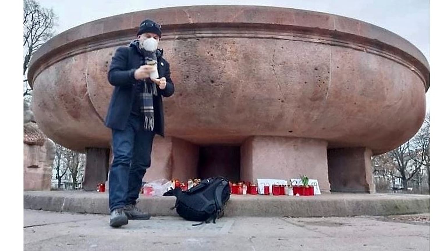 Autor und Journalist Christian Y. Schmidt in Berlin am Stierbrunnen