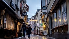 Kihalt utca a németországi Frankfurt am Main Sachsenhausen kerületében 2021. január 12-én
