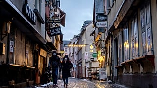 Kihalt utca a németországi Frankfurt am Main Sachsenhausen kerületében 2021. január 12-én