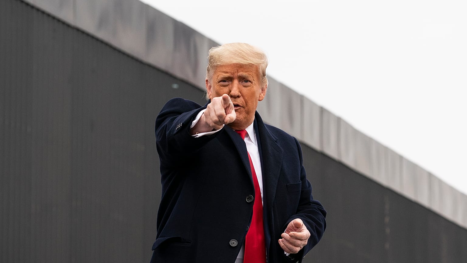 Donald Trump durante su visita al muro fronterizo con México, Alamo (Texas)