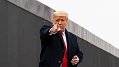 Donald Trump durante su visita al muro fronterizo con México, Alamo (Texas)