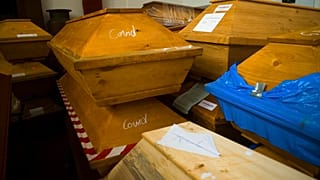 Särge von Corona-Toten im Krematorium in Meißen in Sachsen