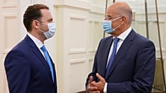 Ο υπουργός Εξωτερικών της Ελλάδας Νίκος Δένδιας συνομιλεί με τον υπουργό Εξωτερικών της Βόρειας Μακεδονίας Μπουγιάρ Οσμάνι 