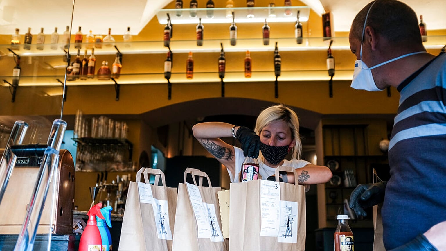 Os restaurantes só podem vender comida para fora em grande parte dos países afetados pela Covid-19