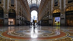Доставщик еды в пустом торговом центре в Милане 6 ноября 2020