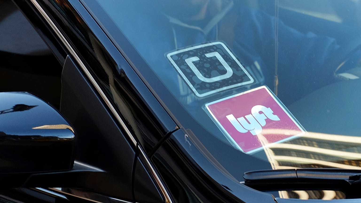 Kaliforniya'da Uber ve Lyft ile taksi hizmeti veren bir araç