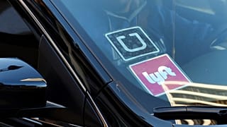 Kaliforniya'da Uber ve Lyft ile taksi hizmeti veren bir araç