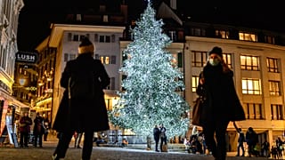 Жители Лозанны гуляют по центру города в защитных масках