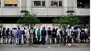 صف متقاضیان اخذ پناهندگی از آلمان در برلین
