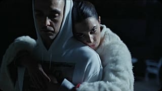C.Tangana y la actriz Barbara Lennie en una imagen del videoclip "Comerte entera"
