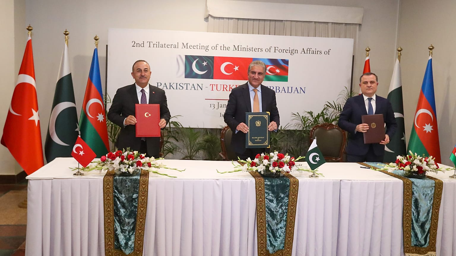 Dışişleri Bakanı Mevlüt Çavuşoğlu, Pakistan Dışişleri Bakanı Şah Mahmud Kureyşi (ortada) ve Azerbaycan Dışişleri Bakanı Ceyhun Bayramov 